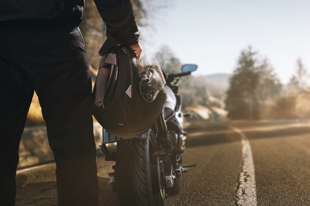 cosa devi fare per poter guidare la moto con la patente dell'auto