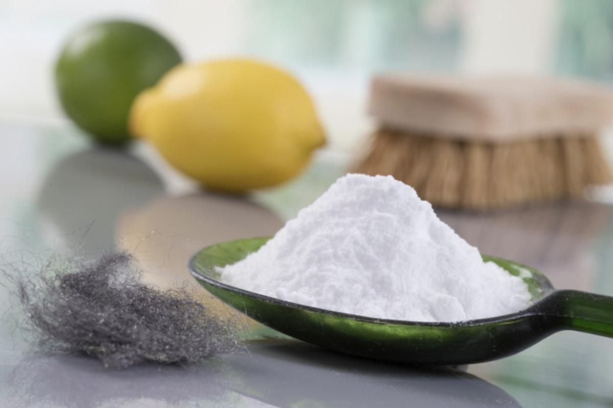 Uno dei metodi più efficaci per pulire il forno è l'uso del bicarbonato di sodio. Questo ingrediente, comune in molte cucine, ha proprietà igienizzanti e deodoranti.